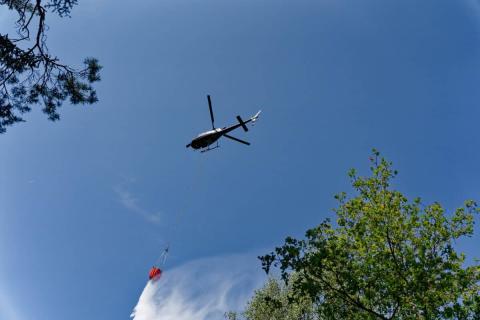 Im Fuchsbau - Hubschrauber bei Wasserabwurf