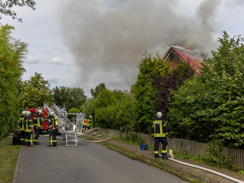 2025-08-04: Einfamilienhaus brennt in Neetze, Drehleiter vor Ort - FF Ostheide, Claas Steinhauer