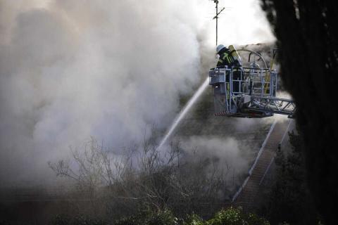 2026-03-04: Löscharbeiten von Drehleiter
